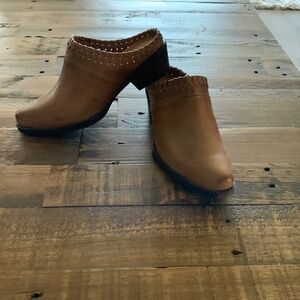 Women’s Roper Ada Snip Toe Mule Clogs. 6